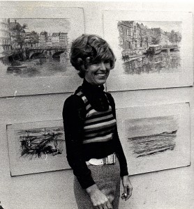 Bente Lysdahl – en kunstner i konstant udvikling også inden for sang og performance. Foto fra hendes første udstilling på biblioteket i Herlev i 1972.