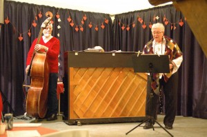 Hanne Juel, akkompagneret af bassisten Verner Lund og pianisten Grete Hermansen, sang den gribende "Nu tændes tusind julelys" af Emmy Köhl. Senere sang hun for på fællessangen "Der er noget i luften", skrevet af Vilhelm Gregersen i 1913. Foto: John Stæhr)