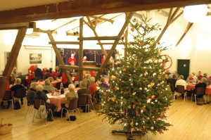 Dansen om juletræet var et af julefestens store øjeblikke. I år var der så mange, at man måtte danne flere kæder af juleglade medlemmer, der valgte at træde dansen om træet. (Foto: John Stæhr)