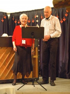 Viseforeningens nye formand, Laila Donovan Maegaard, og foreningens kasserer, Hans Aagaard, satte et morsomt og stemningsfuldt punktum for aftenens musikalske perlerække. (Foto: John Stæhr)