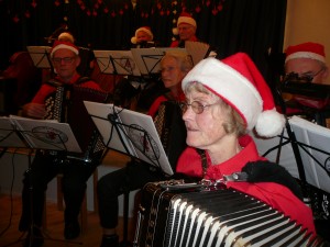 Østsjællands Harmonika Orkester akkompagnerede også til en række fællessange, blandt andre Kom tro, og kom glæde, som er en dansk gendigtning af engelske: O come all ye faithful, samt Jeg er så glad hver julekvæld og Vi ønsker jer alle sammen