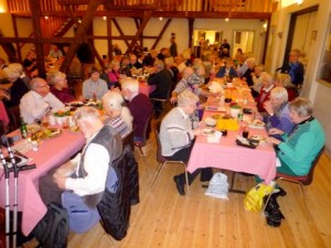 Traditionen tro, begyndte viseaftenen med spisning af den medbragte madkurvs indhold, og snakken gik rask henover bordene. (Foto: Jørgen Johansen)