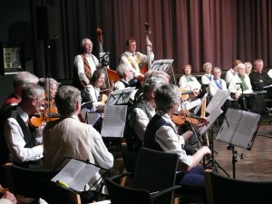 Værløse Folkemusikanter skabte den helt rigtige stemning med deres klingende og rytmiske folkemusikalske danse fra de gode gamle dage.